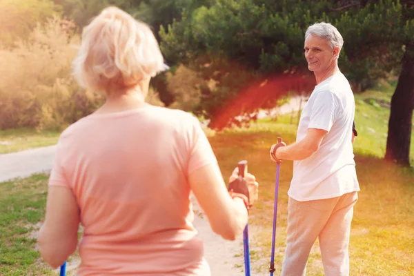 Ηλικιωμένος οικογένεια έχοντας ευχάριστη συζήτηση ενώ το περπάτημα σε εξωτερικούς χώρους — Φωτογραφία Αρχείου