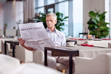 Ciddi olgun adam okuma gazete