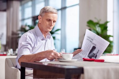 Kahve keyfi sakin olgun adam