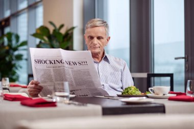 Kahvaltı çekici olgun adam