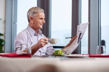 Kahve relishing neşeli olgun adam