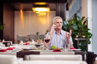 Çağrı alma yakışıklı olgun adam