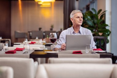 Olgun adam sörf web musing