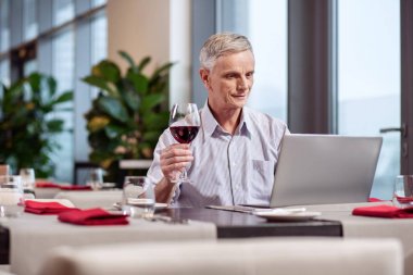 Eşcinsel Olgun adam Online arıyor