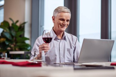 Neşeli olgun adam online arama yapma