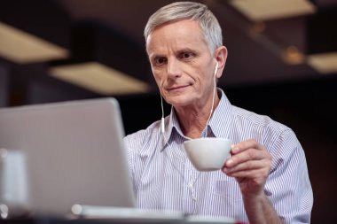 Olgun adam çevrimiçi toplantı iletken konsantre