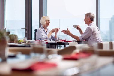 Sevgi dolu Olgun çift ziyaret Restoran