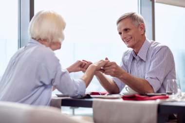 Birbirimizi alarak mutlu olgun çift eller