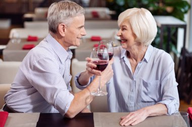 Şarap zaman sahip büyüleyici Olgun çift