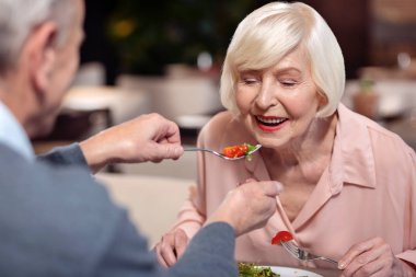 Sevimli Olgun kadın üzerinden yemek çatalı adamın