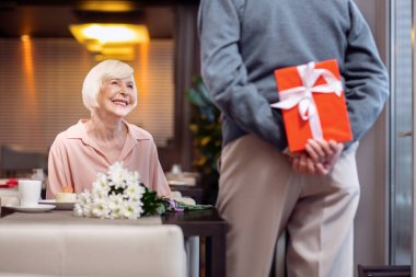 Neşeli olgun çift zevk yıldönümü