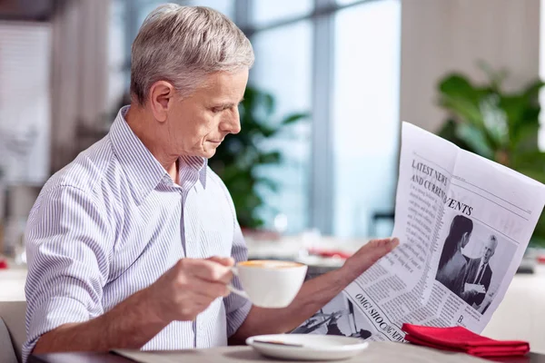 Gazete inceleyerek baktılar olgun adam