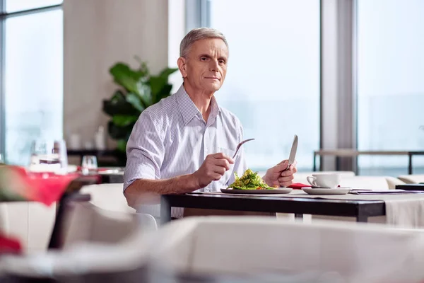 Тяжелый взрослый мужчина, наслаждающийся завтраком — стоковое фото