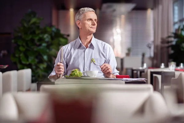 Reflektierende reife Mann genießen Mahlzeit — Stockfoto