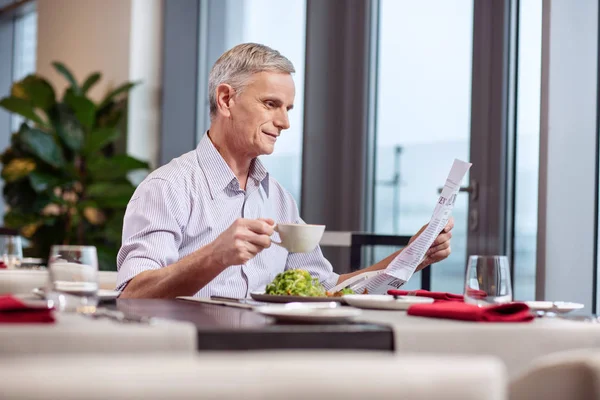 Positivo uomo maturo sorseggiando caffè — Foto Stock