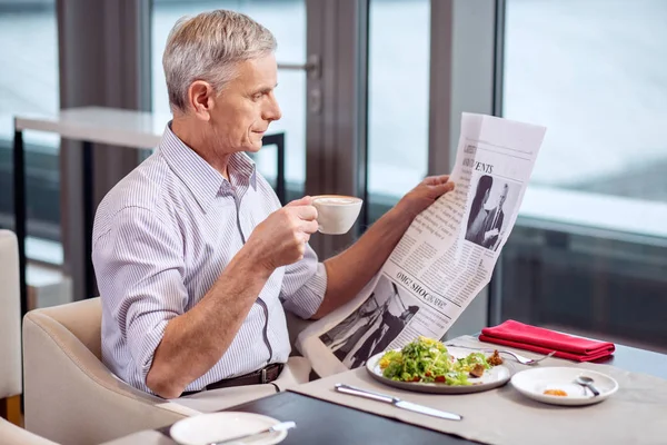 Volwassen man afwerking ontbijt geconcentreerd — Stockfoto