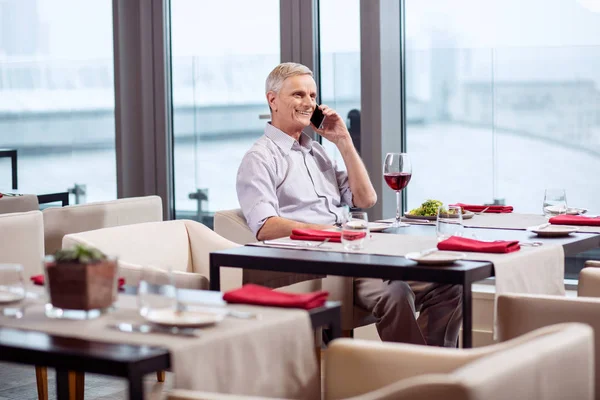 Happy zralý muž mluví o telefonu — Stock fotografie