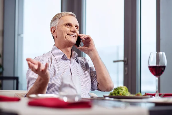 Allegro uomo maturo che comunica al telefono — Foto Stock