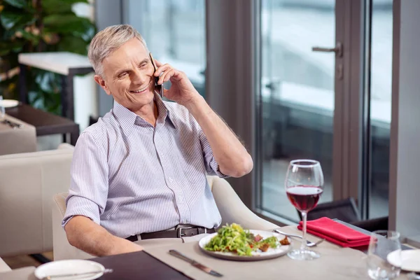 Neşeli olgun erkek arayan arkadaş