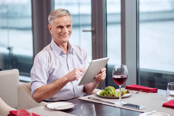 Felice uomo maturo utilizzando tablet — Foto Stock