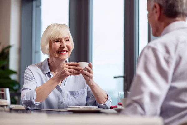 Atraktivní starší žena pití kávy — Stock fotografie