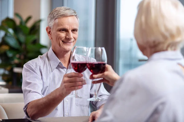 Schönes reifes Paar genießt Wein — Stockfoto