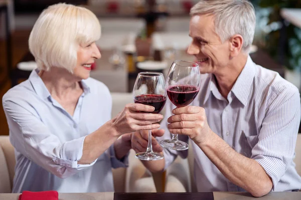 Reifes Paar trinkt Wein — Stockfoto