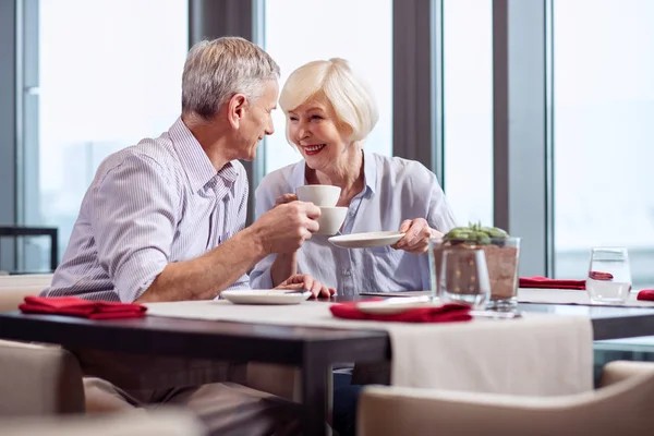 Nöjd äldre par går ut för te — Stockfoto