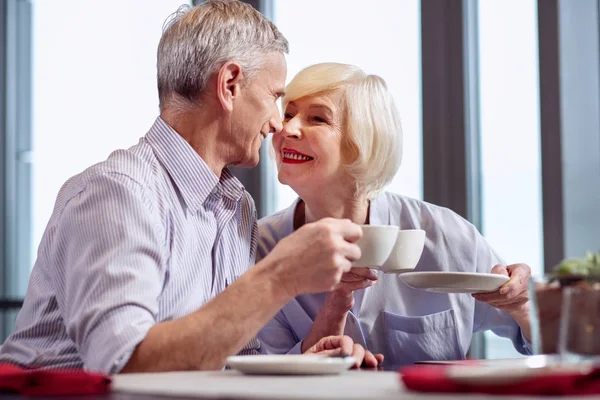 Pozitivní dospělý pár flirtuje během káva — Stock fotografie