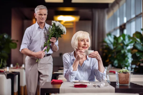 Mujer madura pensativa esperando a su marido — Foto de Stock