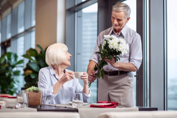 Anbud mogen par dating på restaurang — Stockfoto