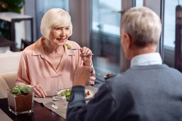Attraktives reifes Paar kommuniziert beim Abendessen — Stockfoto