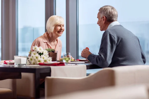 Glückliches älteres Paar lacht beim Abendessen — Stockfoto