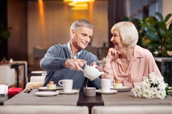 Milující starší pár těší čaj — Stock fotografie