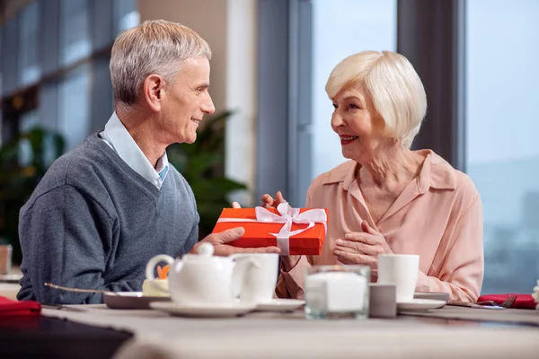 Bedårande äldre par utbyta presenter — Stockfoto