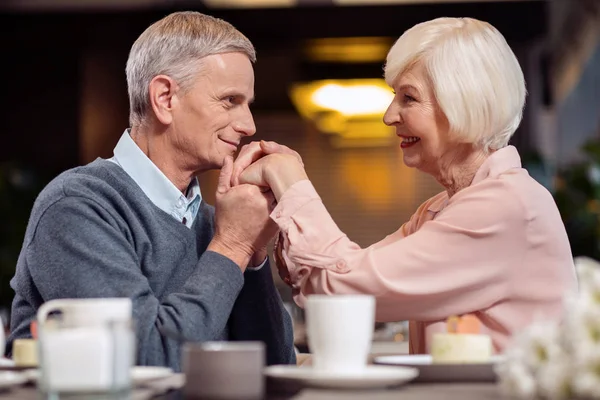 Lustige ältere Mann küssen Frau Hand — Stockfoto