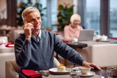 Çekici olgun adam yanıtlama çağrı