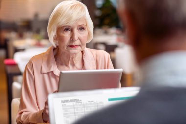 Çekici olgun meslektaşları proje tartışıyor