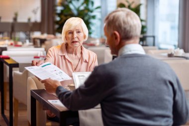 Olgun meslektaşları iş plan çalışan deneyimli