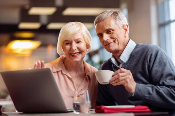 Positive mature couple calling daughter — Stock Photo, Image