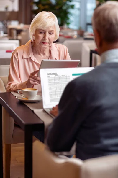 Bella collega donna matura utilizzando tablet — Foto Stock