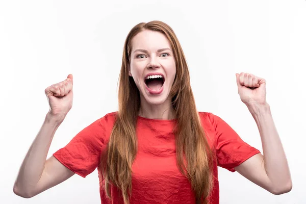 Upbeat ingefära-haired kvinna firar känslomässigt — Stockfoto