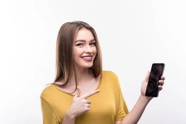 Εύθυμη νεαρή γυναίκα δείχνει το νέο της τηλέφωνο — Φωτογραφία Αρχείου