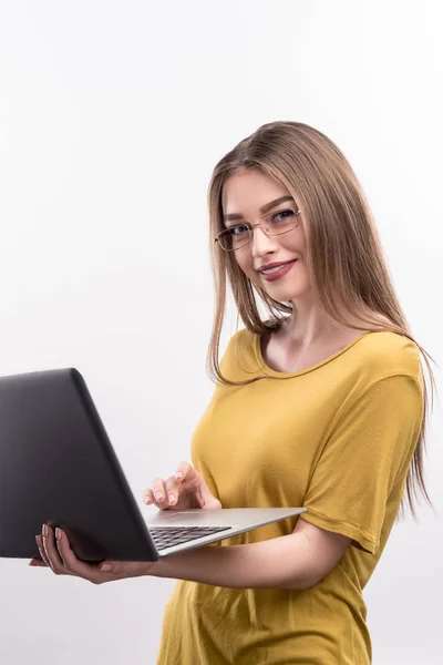 Dizüstü bilgisayarda çalışma gözlük güzel genç kadın — Stok fotoğraf