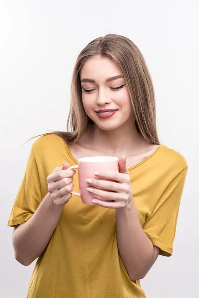 Bella giovane donna che tiene una tazza di caffè rosa — Foto Stock