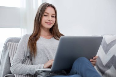 İlham kız onu laptop çalışma