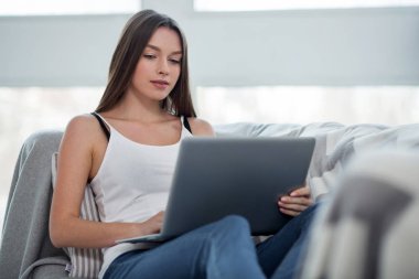 Ciddi freelancer onu laptop evde çalışma