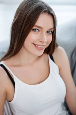 Mutlu genç kadının onu hafta sonu