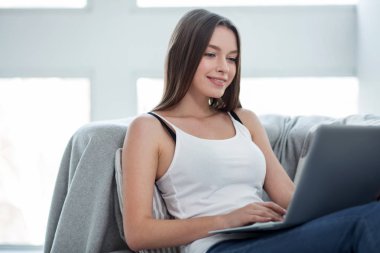 Onun projede çalışan mutlu startupper
