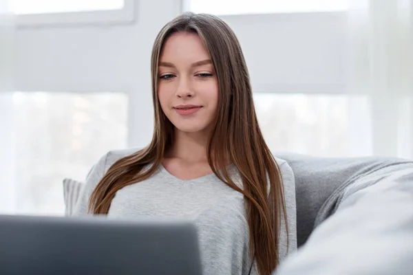 Feliz joven mujer trabajando en su computadora portátil —  Fotos de Stock